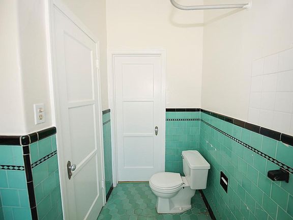 4th image of 150 S Detroit St #2