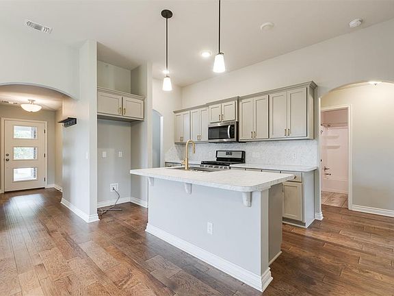 4th image of 15733 Gunnison Dr