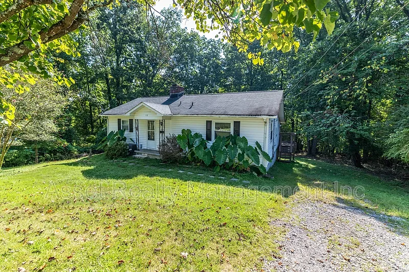 3 bed, 1.0 bath, 1364 sqft, $1,695 — Photo 3