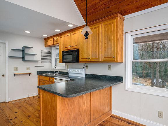 5th image of 702 N Ivey Ave