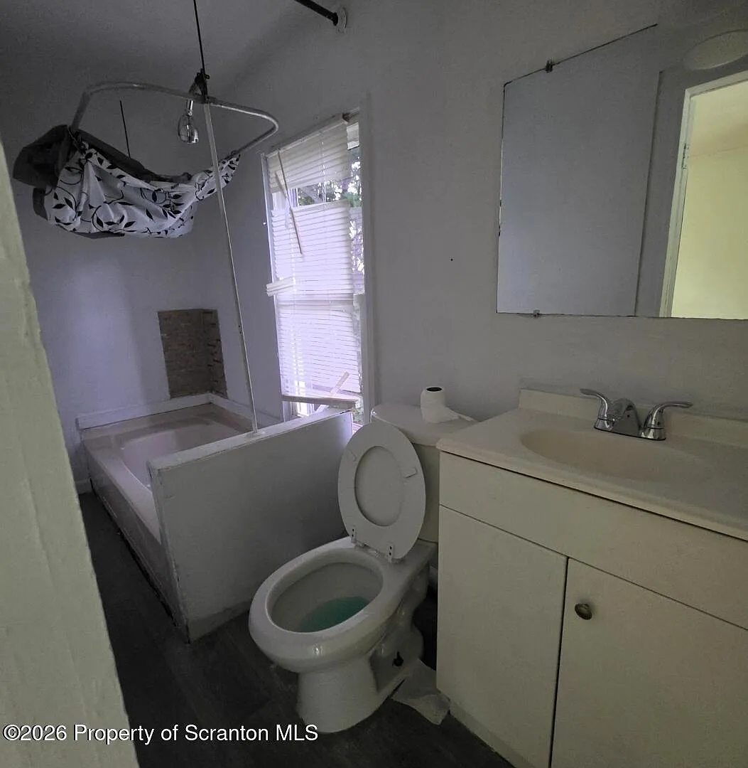1 bed, 1.0 bath, 900 sqft, $1,050 — Photo 2