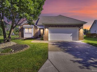 31231 Barrington Dr, Novi, MI 48377