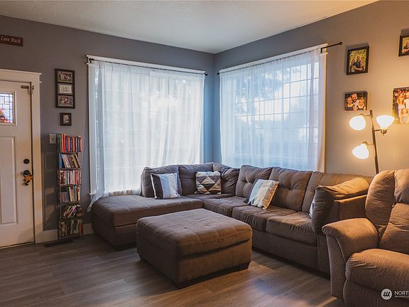 5th image of 601 Juniper St