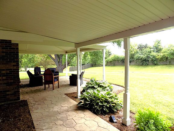 2nd image of 28W780 Woodland Ct