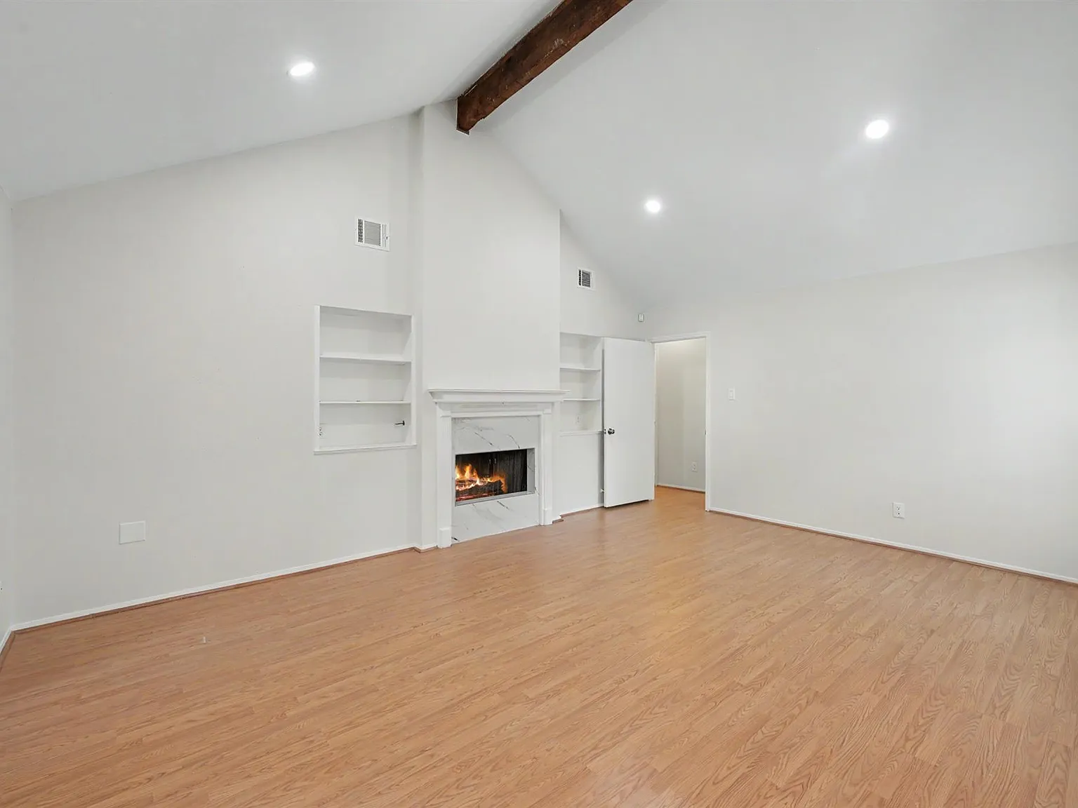 3 bed, 2.0 bath, 1526 sqft, $2,100 — Photo 4