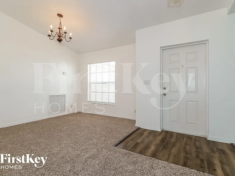2831 SE Hutchings Ave — Photo 5