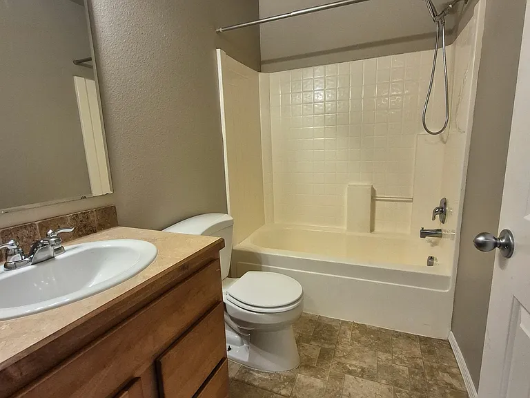 Upstairs full bathroom