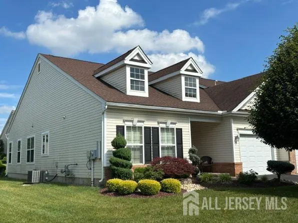 61 Diamond Spring Dr, Monroe Township, NJ 08831