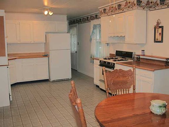 5th image of 302 Blackford St