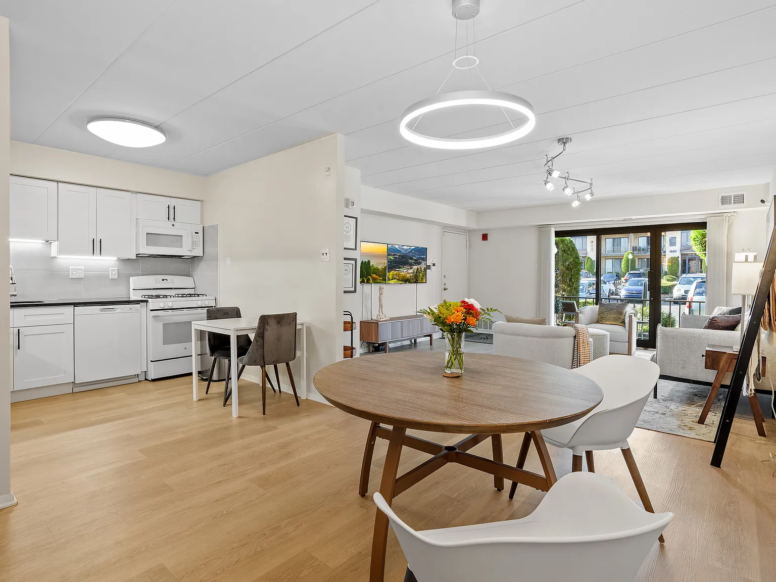 Ambassador Apartments — Photo 3
