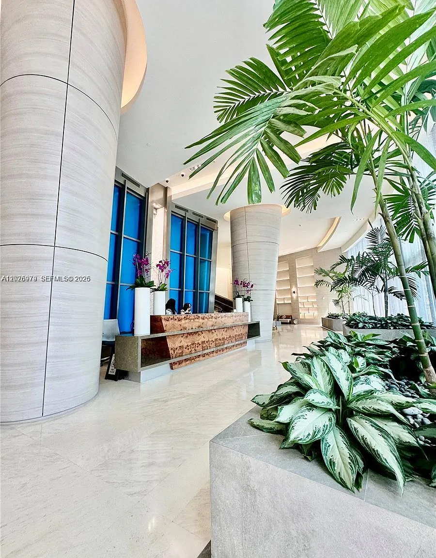Trump Royale Condo — Photo 1
