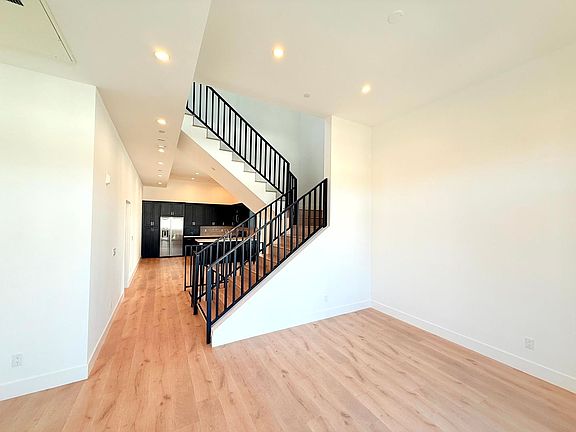 5th image of 3414 London St #1