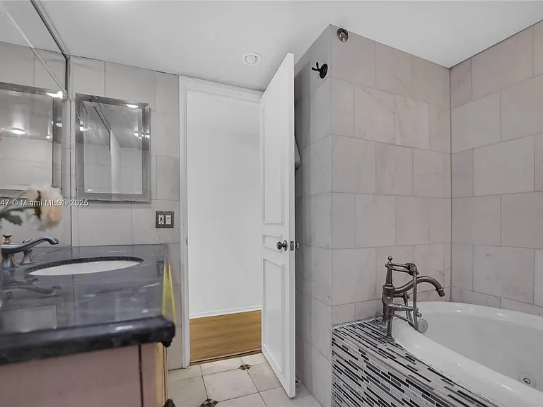 2737 S Oakland Forest Dr #204 — Photo 19