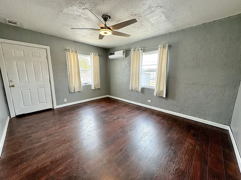 3906 Tularosa Ave — Photo 14