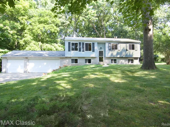 2656 Kathleen Dr, Brighton, MI 48114