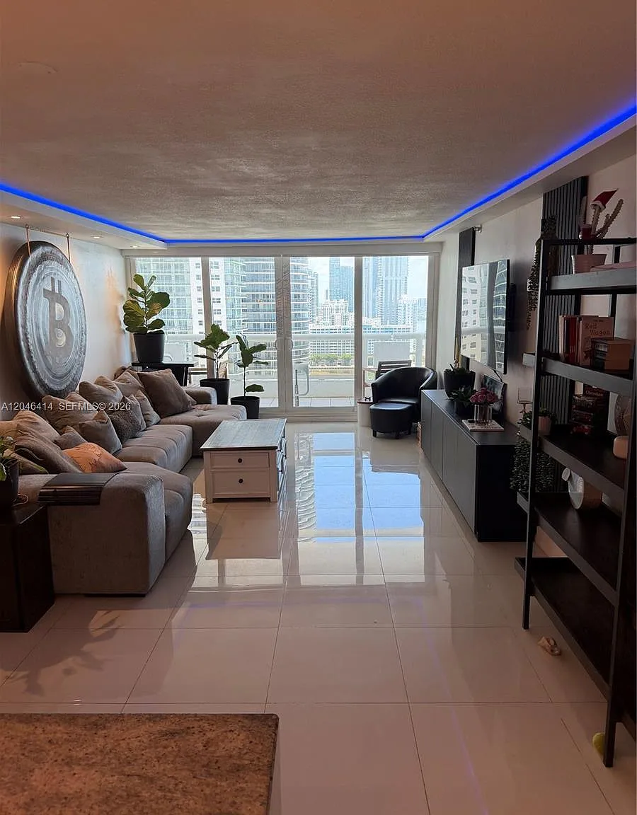 Venetia Condo — Photo 2