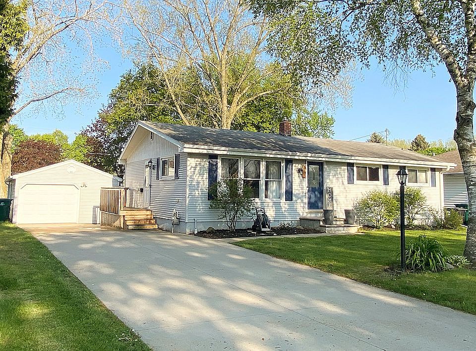 2nd image of 882 Ash St