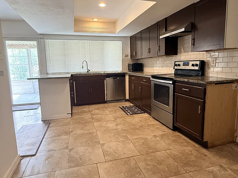 1228 Warwick Dr — Photo 6