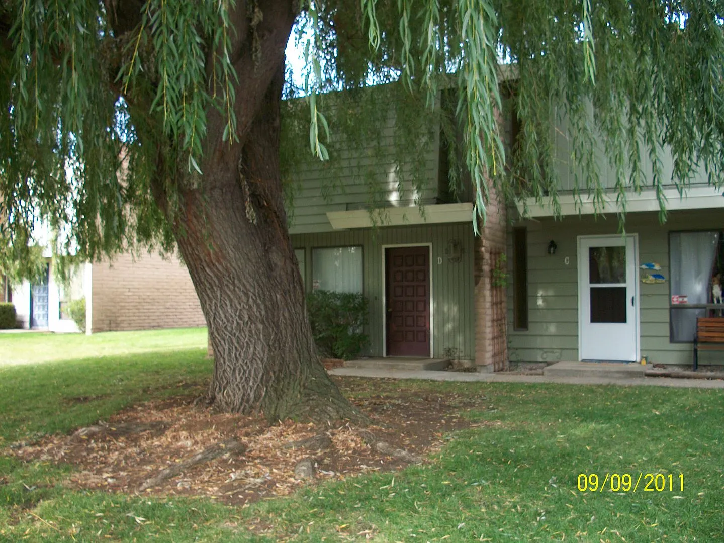 Charming Condo with Spacious Layout Move-In Mid-August — Photo 1