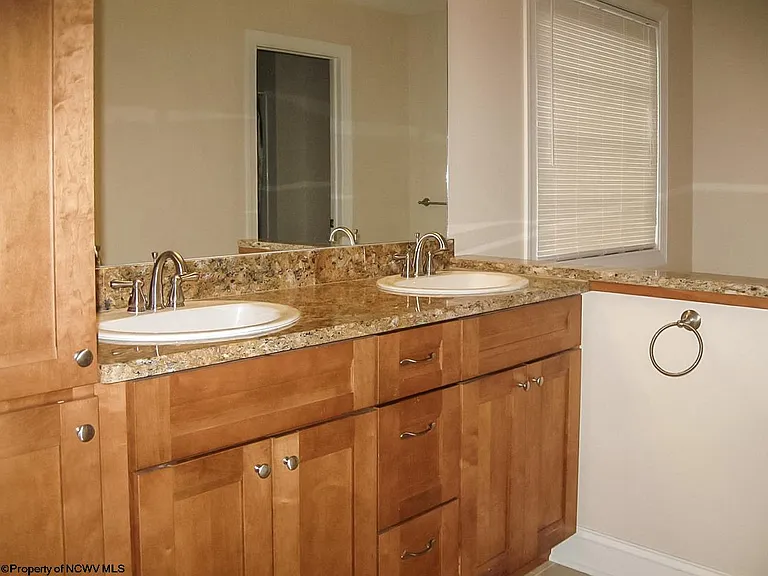 198 Donna Ave — Photo 10