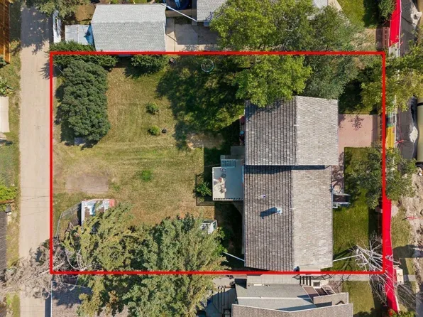 8832 34th Ave NW, Calgary, AB T3B 1R8
