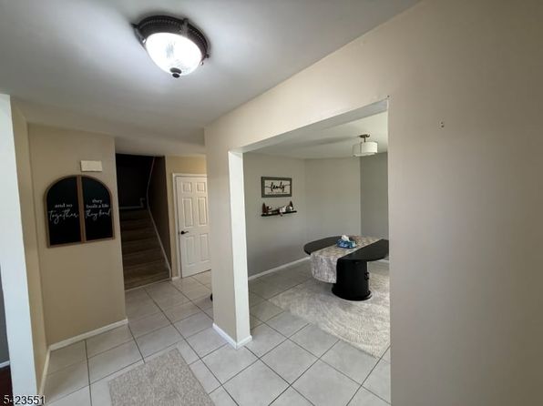 2 Sapphire Ln