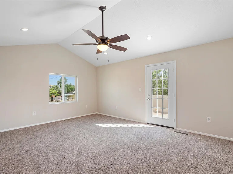 915 Kinley Ave NW — Photo 29