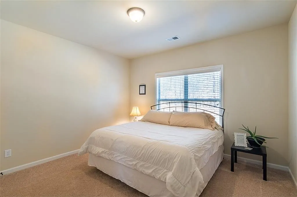 5 bed, 3517 sqft, $3,100 — Photo 2