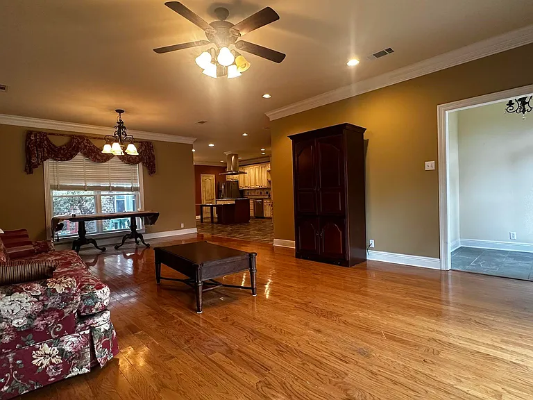 10642 Molly Ave — Photo 5