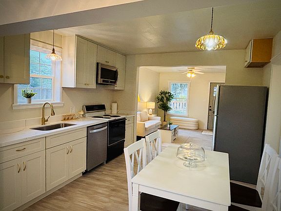 5th image of 2209 Talbot Rd S