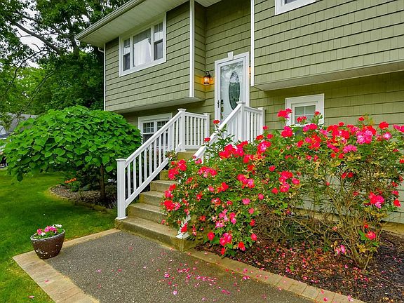 3rd image of 11 Central Woods Ln