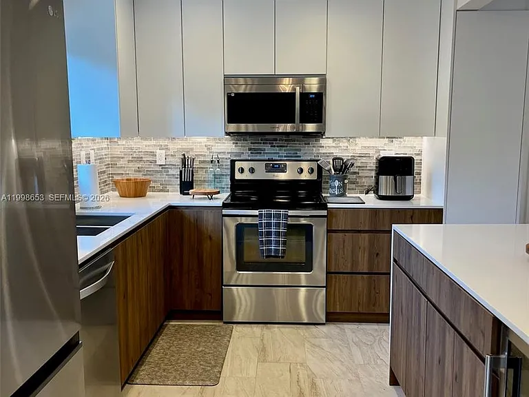 411 Alesio Ave — Photo 6