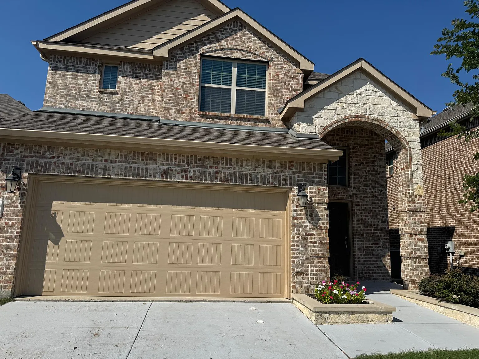 3 bed, 2.5 bath, 2213 sqft, $2,500 — Photo 1