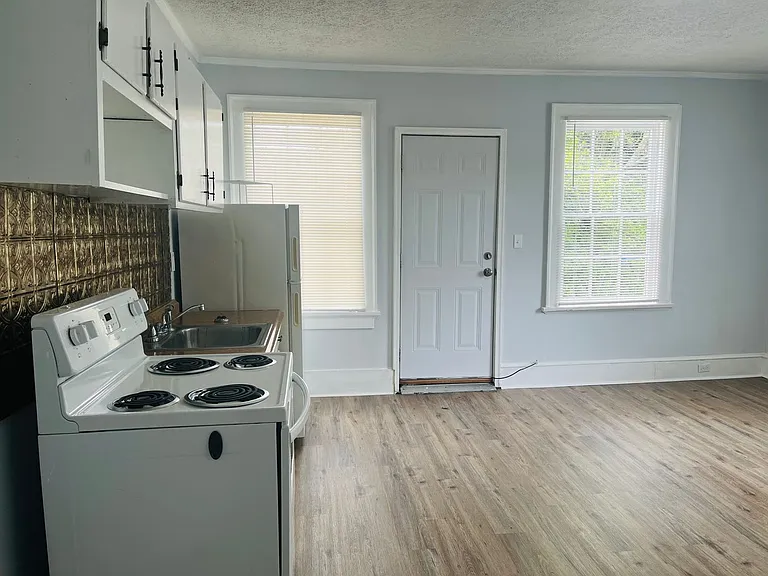 504 Broad St — Photo 6
