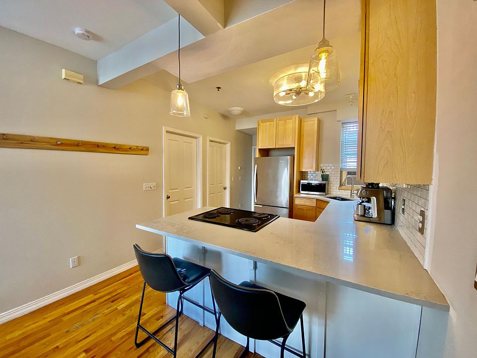 Kitchen with bar nook
