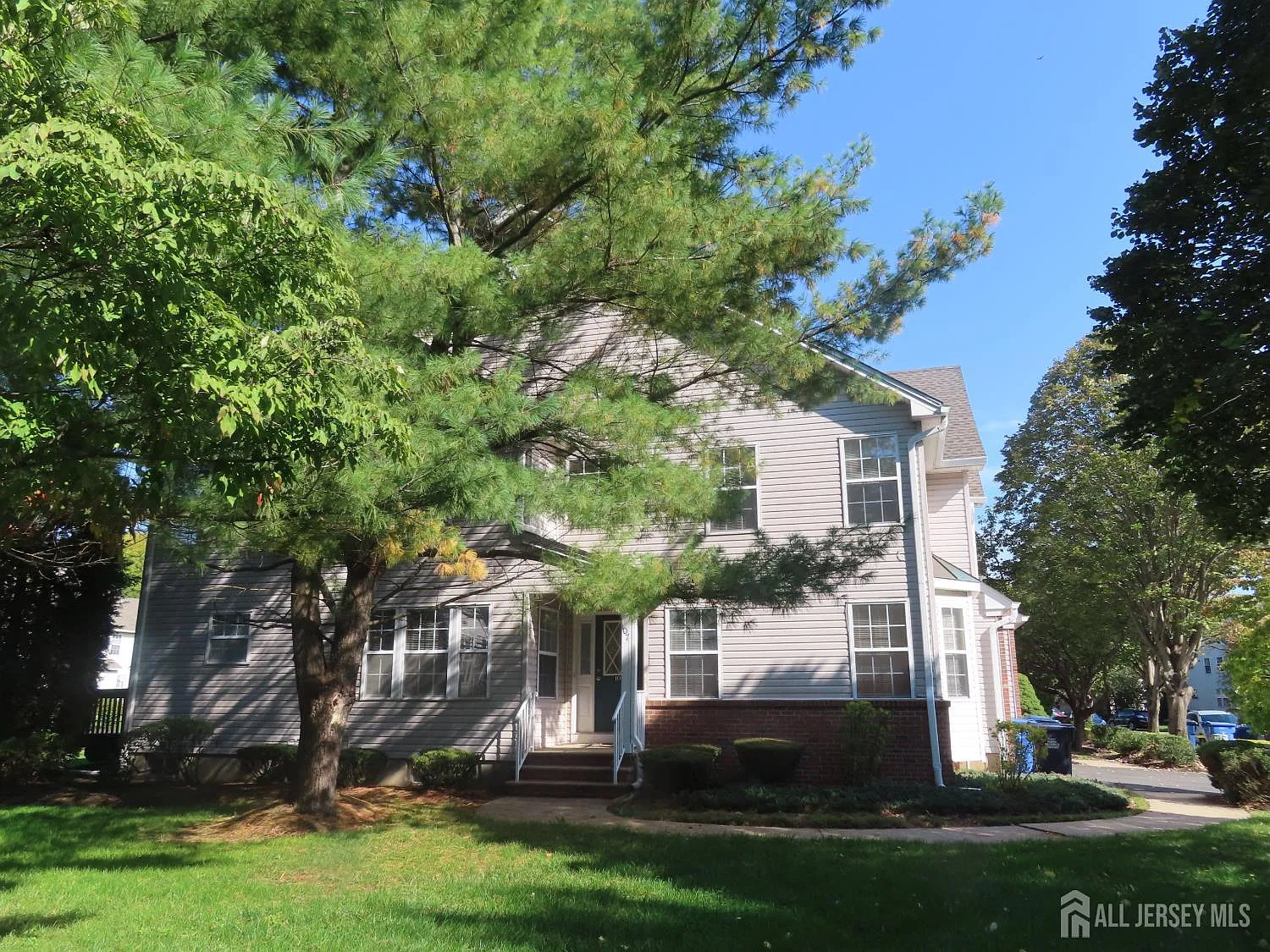 4 bed, 2.5 bath, 1950 sqft, $3,650 — Photo 2