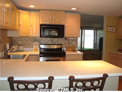 Spacious Kitchen with Breakfast Bar, Stainless Steel Appliances!