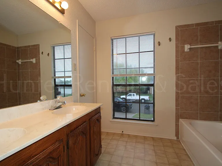 1905 Meadowbrook Dr — Photo 18