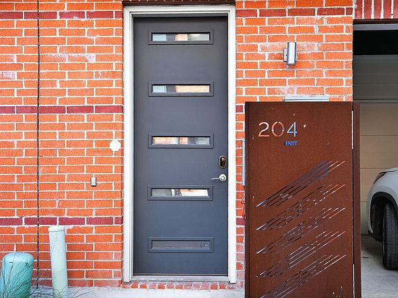 2nd image of 1606 N Hackberry St Unit 204