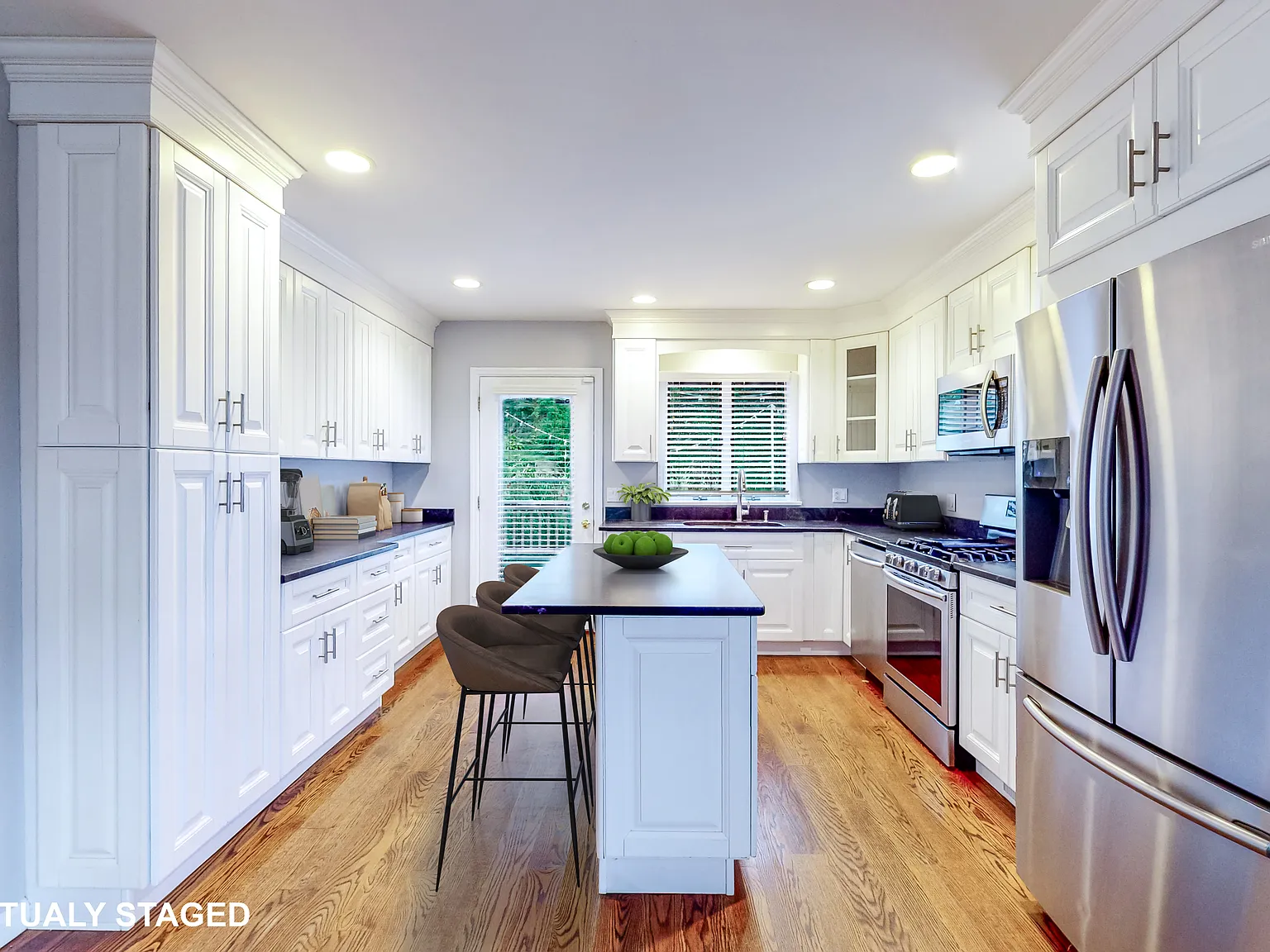 3 bed, 2.5 bath, 1840 sqft, $5,000 — Photo 2