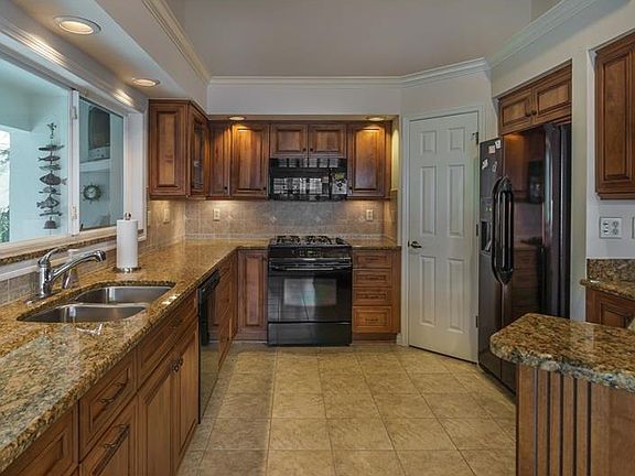 5th image of 15868 Sanctuary Dr