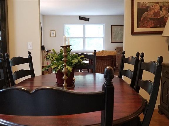 3rd image of 10 Fisher Ln