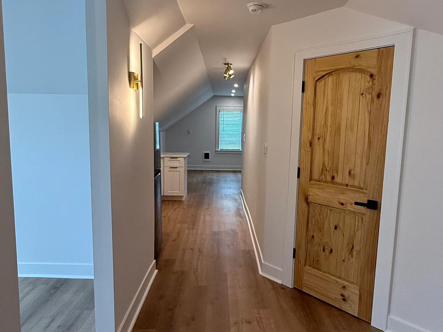 1 bed, 850 sqft, $1,050 — Photo 1