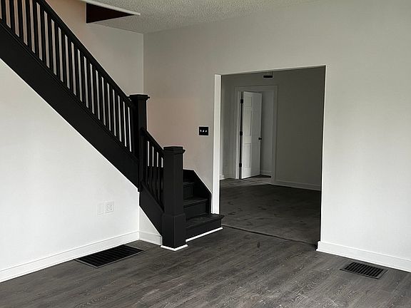 5th image of 816 E Joliet St