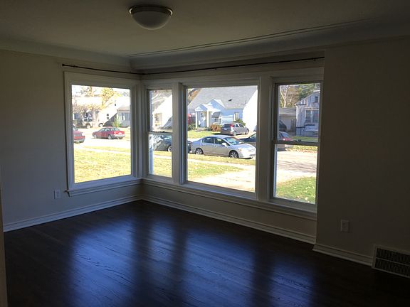 5th image of 23041 Manistee Ave
