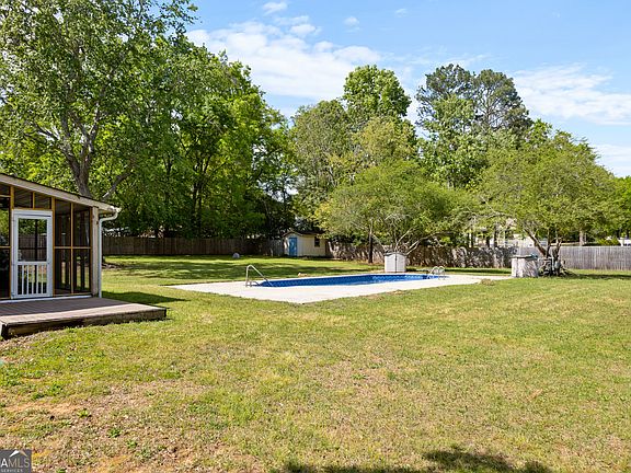 4th image of 105 Surrey Pl