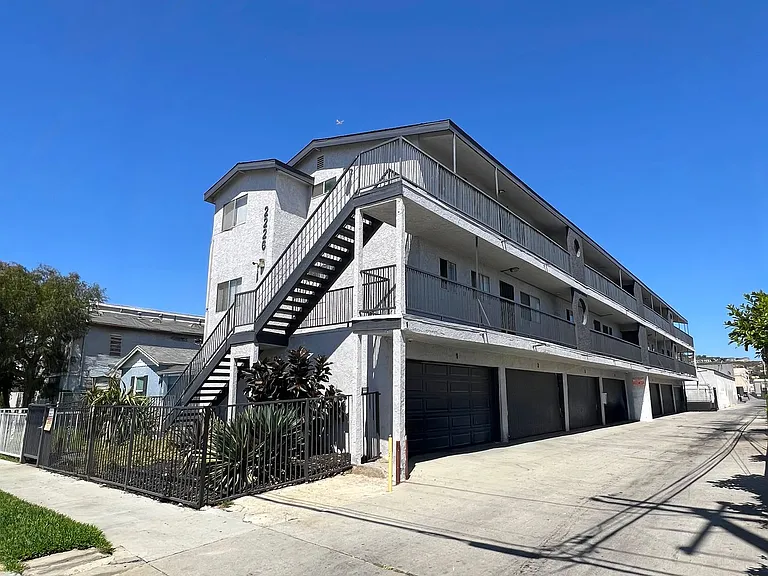 2226 Lewis Ave — Photo 16