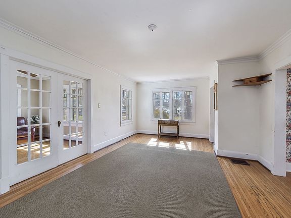 3rd image of 411 E Jefferson Ave