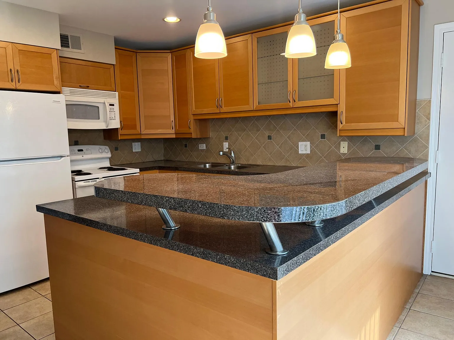 2 bed, 1000 sqft, $2,050 — Photo 2