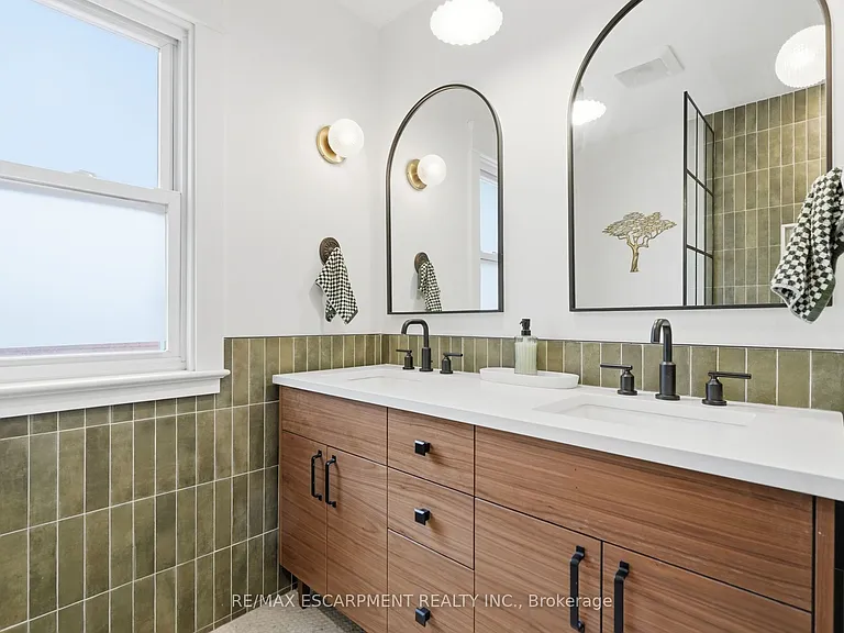37 Connaught Ave S — Photo 23